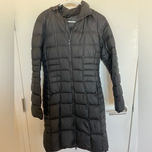 Gently used knee length north face puffy jacket.